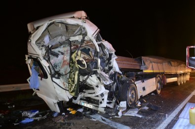 Aksaray'da 3 Tırın Karıştığı Kazada Ağır Yaralanan Şoför Hayatını Kaybetti