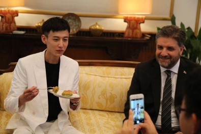 Çinli Şarkıcı 'Türkiye Fahri Turizm Elçisi' Oldu