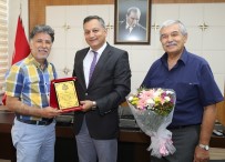 KORNEA NAKLİ - ERÜ'de En Çok Kornea Nakli Yapan Hekime Plaket Takdim Edildi