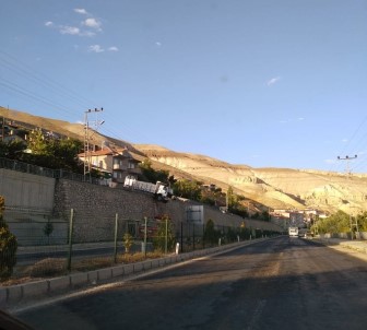 Freni Patlayan Kamyon İstinat Duvarında Asılı Kaldı