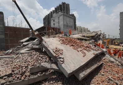 Hindistan'da Çöken Binada Ölü Sayısı 9'A Yükseldi