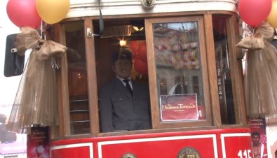 İstiklal'de Balmumu Vatman Heykeli Nostaljik Tramvaya Renk Kattı
