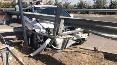 Şanlıurfa'da Otomobil Bariyere Çarptı Açıklaması 5'İ Çocuk 7 Yaralı