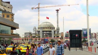 Taksim Camisi'nin Minaresi Yükseliyor