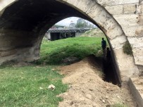 DEFİNE AVCISI - Tarihi Köprüdeki Restorasyona 'Define' Baskını