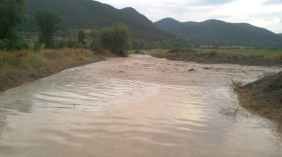 Tosya'da Şiddetli Yağmur Sonrası Köy Yolları Kapandı