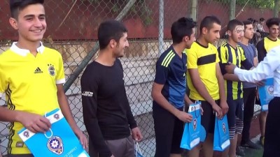 Yüksekova'da Polislerle Öğrenciler Futbol Oynadı