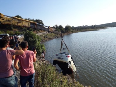 Balıkesir'de Araç Gölete Uçtu