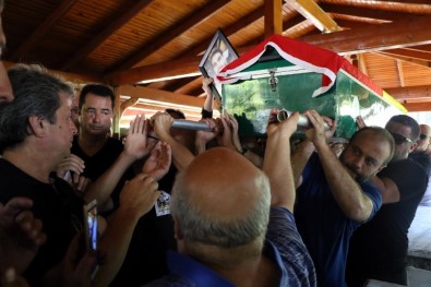 Dominik'te Öldürülen Kameraman Alper Baycın Gözyaşları Arasında Toprağa Verildi