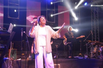 Işın Karaca Akçakoca'yı Coşturdu