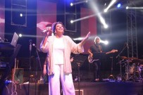 IŞIN KARACA - Işın Karaca Akçakoca'yı Coşturdu