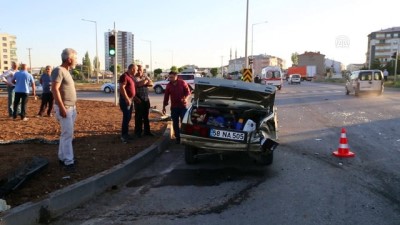 Sivas'ta Hasta Taşıyan Ambulansla Otomobil Çarpıştı Açıklaması 2 Yaralı