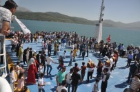 SULTAN ALPARSLAN - Türkiye'nin En Büyük Feribotuyla, Dünyanın En Büyük Gölü Üzerinde Halay Çektiler