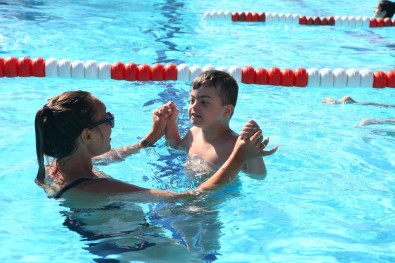 Bayraklı'da Engelli Çocuklara Yüzme Kursları İlgi Görüyor