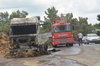 KÜÇÜKKUYU - Çanakkale'de Saman Yüklü Tır Yandı