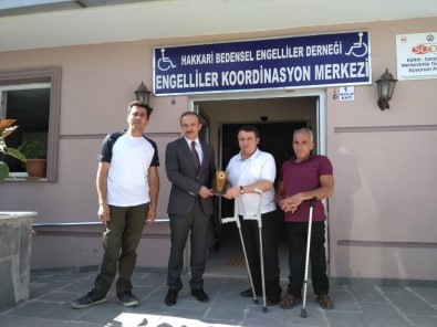 Engellilerden Başkan Vekili Epcim'e Teşekkür Plaketi