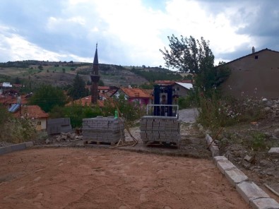 Eskigediz'de Tarihi Kemere Çıkan Yollar Tamir Ediliyor