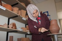 NOSTALJI - Kadınlar Çamura Şekil Vererek Meslek Öğreniyor