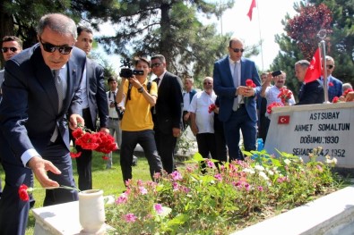 Milli Savunma Bakanı Akar Kayseri'de Hava Şehitliğini Ziyaret Etti