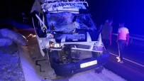 Minibüs Kamyona Arkadan Çarptı Açıklaması 15 Yaralı