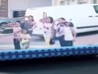 KÜÇÜK ÇOCUK - Yoldan Geçen Polis Aracını Görünce Esas Duruşta Selam Verdiler