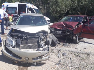 Burdur'da 2 Otomobil Kafa Kafaya Çarpıştı Açıklaması 8 Yaralı