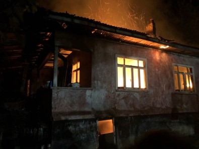 Gece Yarısı Çıkan Yangın Korkuya Neden Oldu