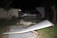 AKÇAKIRAZ - Otomobil Bahçe Kapısına Çarptı Açıklaması 4 Yaralı