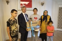 ŞAHINBEY BELEDIYESI - Tahmazoğlu'ndan Başarılı Yetim Öğrenciye Bilgisayar