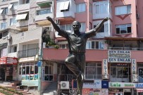 ATATÜRK HEYKELİ - Aliağa'ya Yapılan 'Atatürk Heykeli' Takdir Topluyor