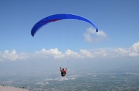 Kartepe'de Yamaç Paraşütü Şenliği