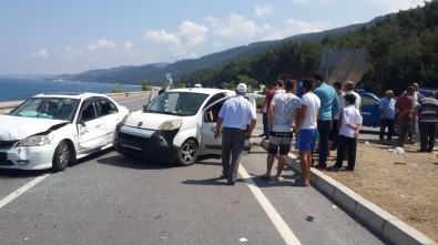 Samsun'da Otomobil İle Kamyonet Çarpıştı Açıklaması 8 Yaralı
