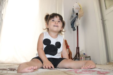 Üç Yaşındaki Ecrin, Ayaklarının Üzerinde Yürümek İstiyor