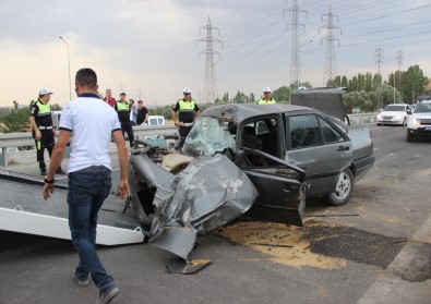 Kütahya'da Otomobil İle Traktör Çarpıştı Açıklaması 3 Yaralı