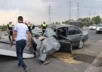 EVLİYA ÇELEBİ - Kütahya'da Otomobil İle Traktör Çarpıştı Açıklaması 3 Yaralı