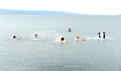 Sıcaktan Bunalan Protokol Üyeleri Çıldır Gölü'nde Serinledi