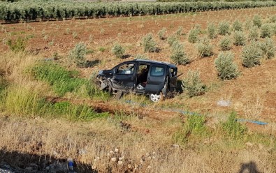 Şiddetli Rüzgarda Takla Atan Araç Tarlaya Uçtu Açıklaması 3 Yaralı