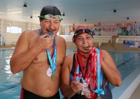 SAĞLIK HARCAMALARI - Yüzme Sevdalısı Çift, Minik Kulaçlara Örnek Oluyor