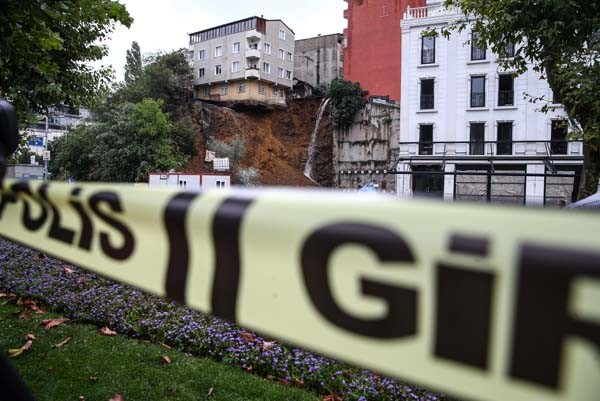 Beyoğlu'nda bina çöktü