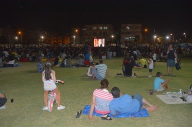 Aliağa'da Çimlerin Üzerinde Sinema Keyfi