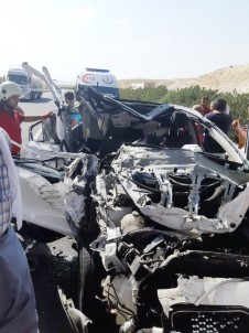 Şanlıurfa'da Otomobil Tıra Arkadan Çarptı Açıklaması 1 Ölü, 3 Yaralı