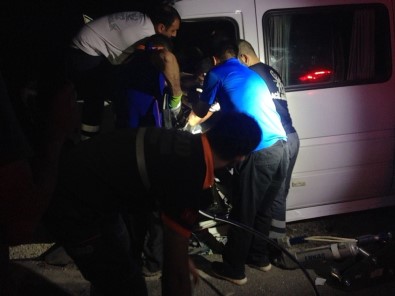 Tunceli'de Minibüs İle Hafif Ticari Araç Çarpıştı Açıklaması21 Yaralı