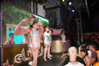 DEMET AKALIN - Yeni Çizmeleri İle Sahnelerin Tozunu Attırdı