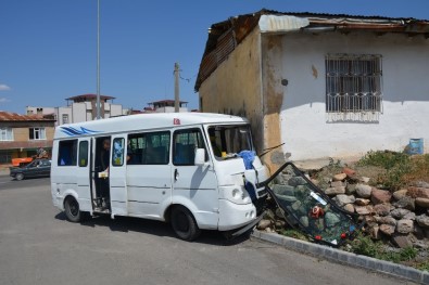 Yolcu Minibüsü Evin Duvarına Çarptı Açıklaması 5 Yaralı