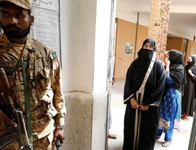 Pakistan'da kanlı seçim: 25 ölü