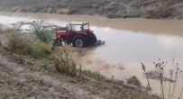 SAĞANAK YAĞMUR - Traktörler Sel Sularına Kapıldı