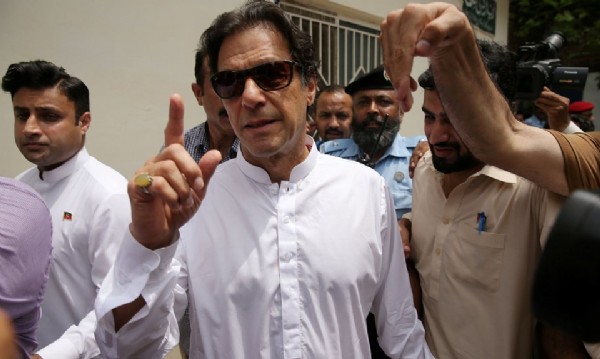 Pakistan'da kanlı seçim: 25 ölü