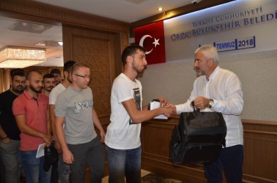 Başkan'dan Asker Yolcularına Jest