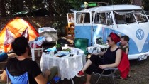1966 Model Minibüsüyle Kampların İlgi Odağı