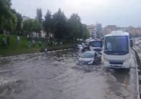 DOLU YAĞIŞI - Bayrampaşa'da Yollar Sular Altında Kaldı